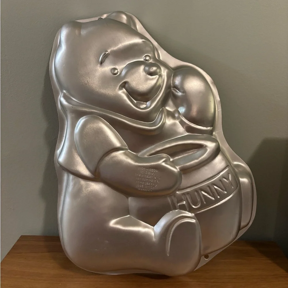 Disney 1995 Wilton Cake Pan Disney Winnie The Pooh with Honey Pot Pan